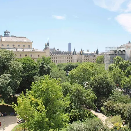 Spacious And Atypical Nest View Of Monuments Paris