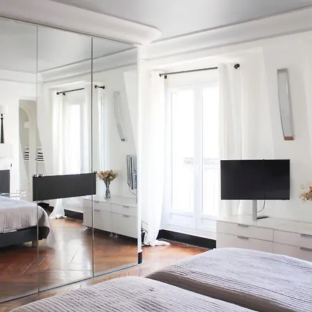 Spacious And Atypical Nest View Of Monuments Apartment